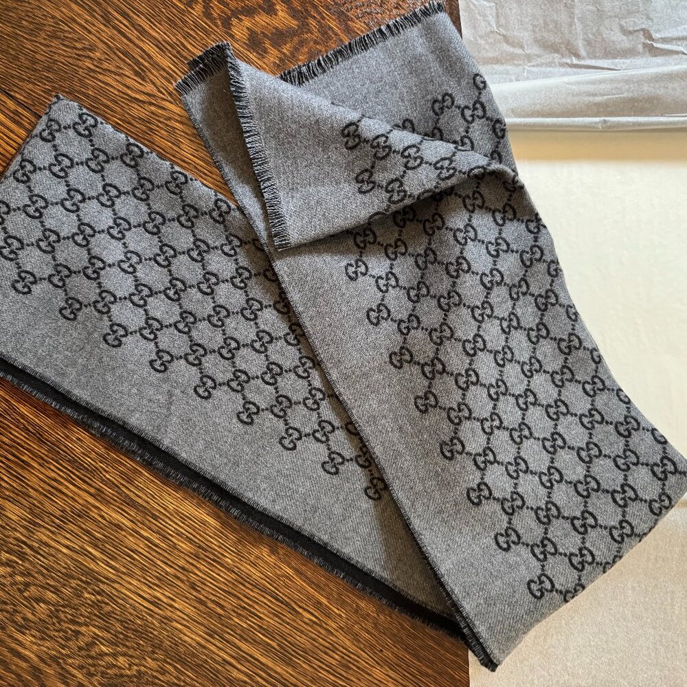 Beautiful navy and gray wool Gucci scarf - brand new w/ box